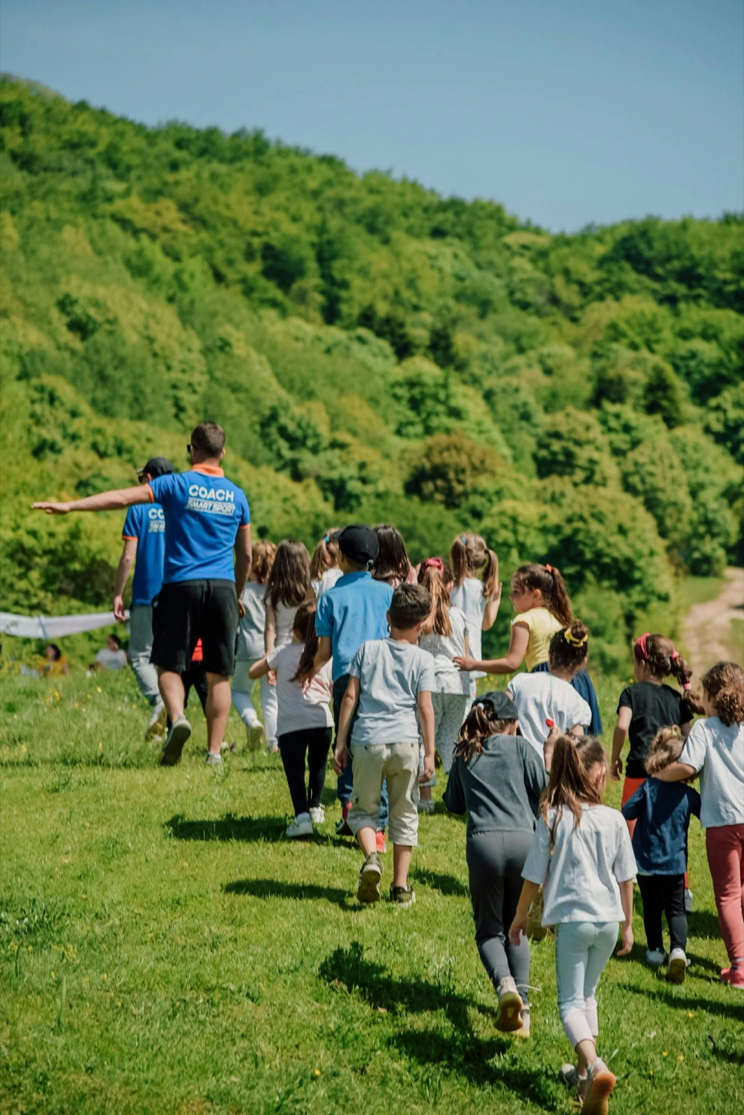 Grupo escolar durante una excursión al aire libre
